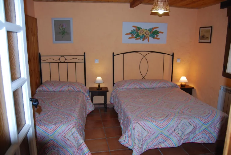 Dormitorio con camas individuales en casa rural familias
