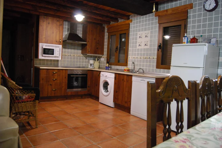 Cocina completa equipada en casa rural cerca de Madrid