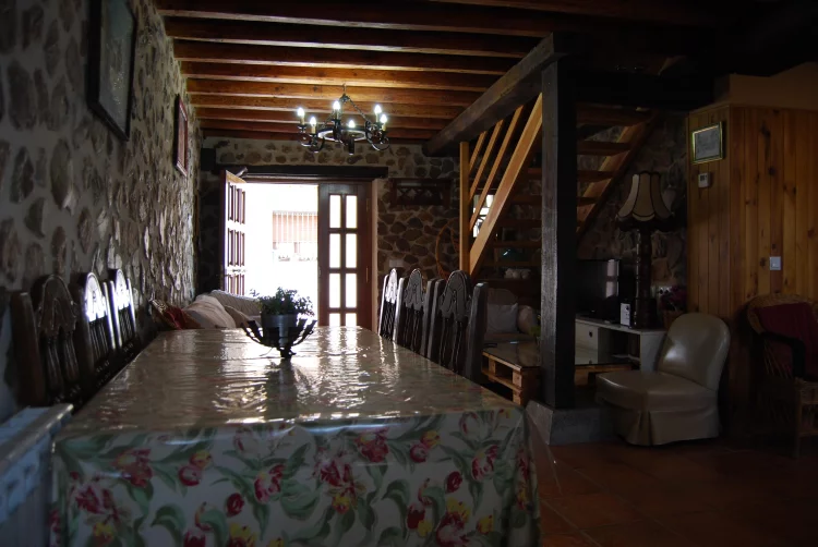 Interior de casa rural Arroyo Milano - comedor con piedra original en Maello, Ávila