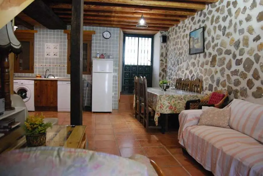 Cocina equipada y comedor en casa rural Maello