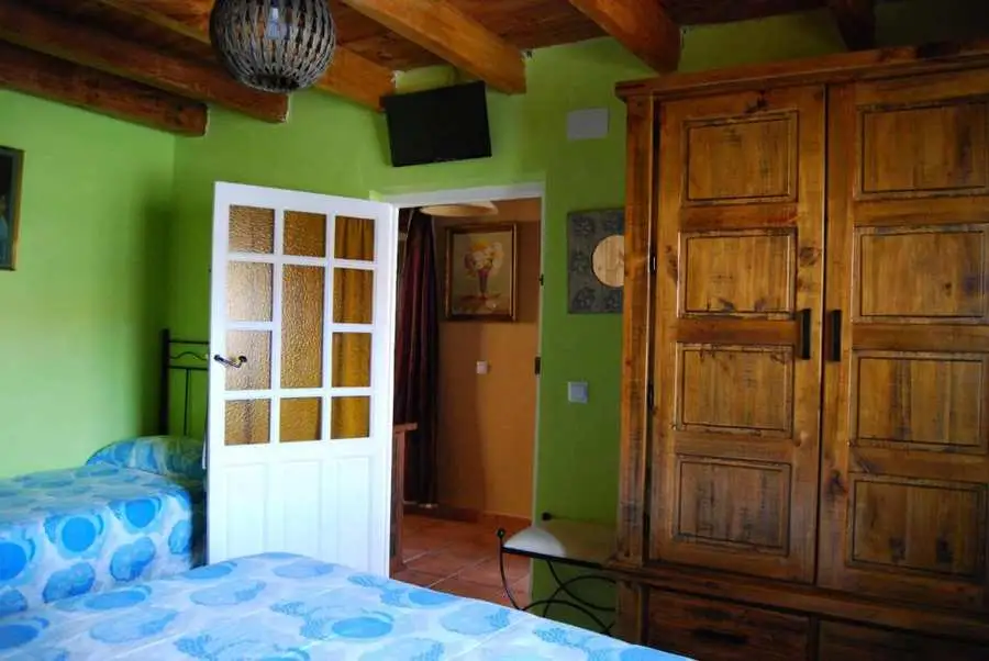 Dormitorio con armario en casa rural 4 estrellas Ávila