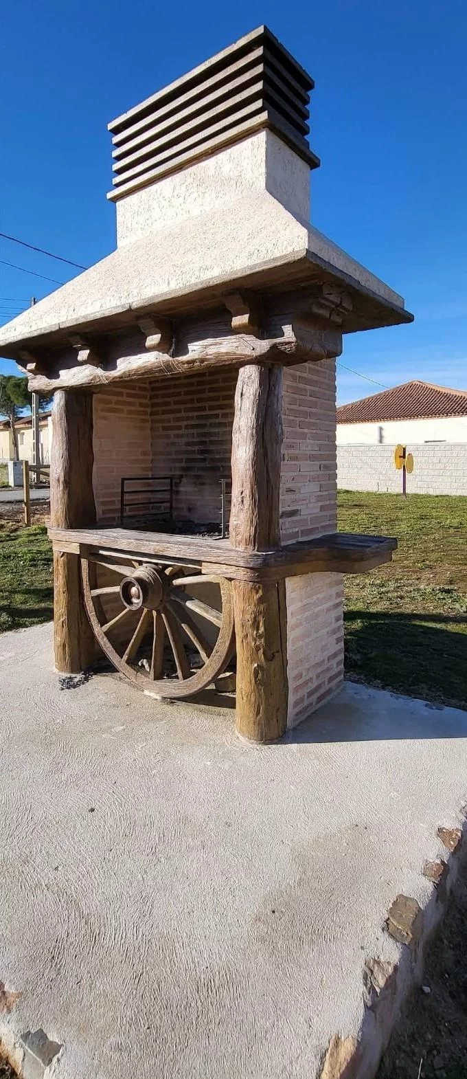 Parrilla tradicional de piedra en Maello, Ávila