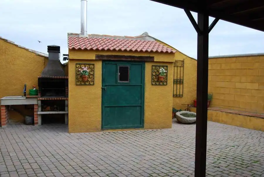 Zona exterior con barbacoa de obra en casa rural