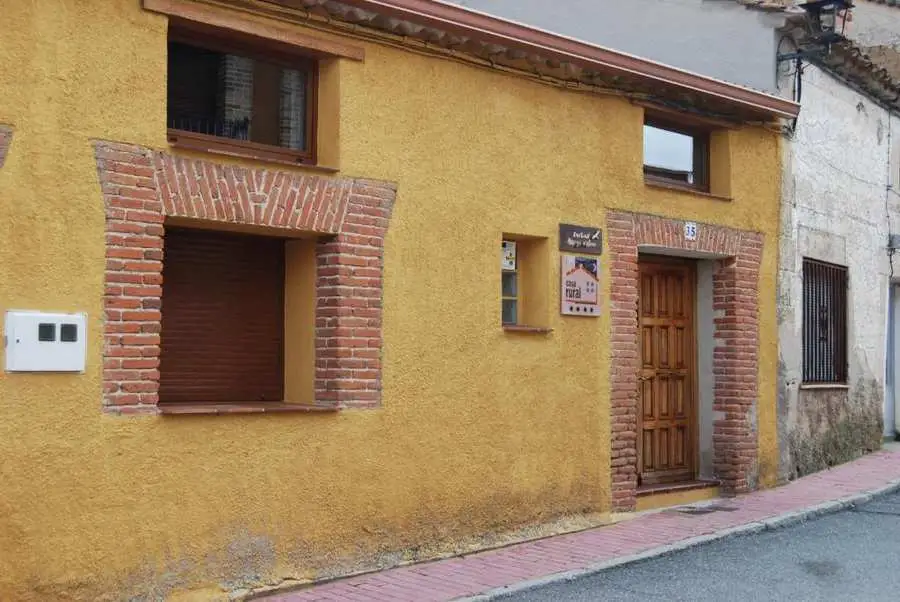 Fachada de casa rural con encanto en Maello, Ávila