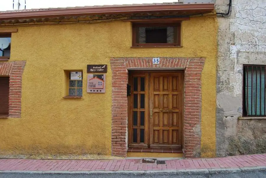 Entrada principal de Casa Rural Arroyo Milano en Maello, Ávila
