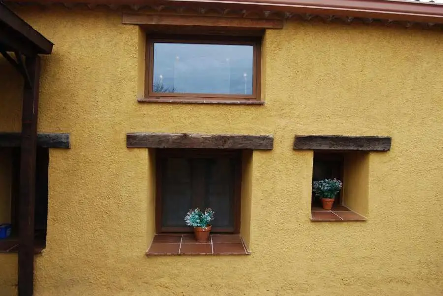 Fachada tradicional de casa de pueblo en Maello, Ávila