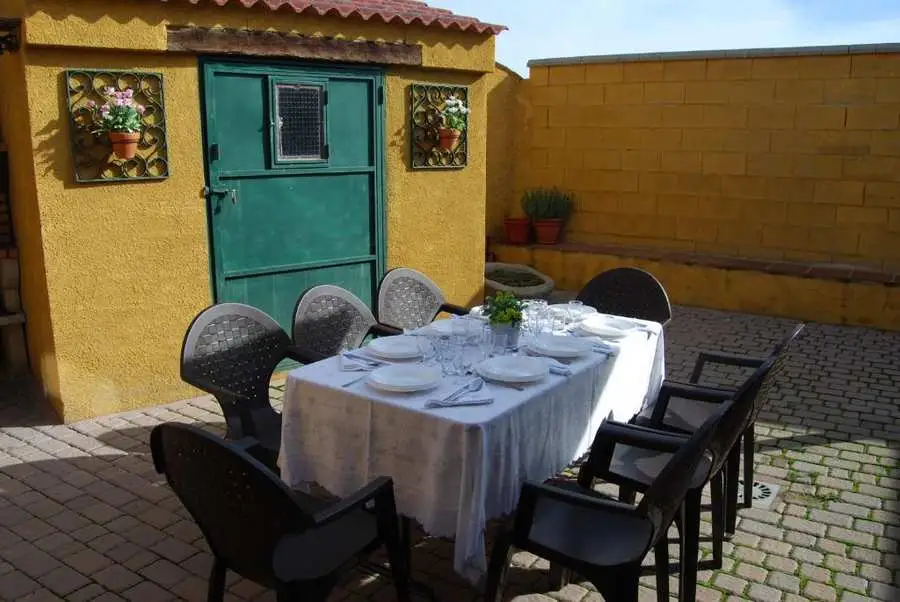 Comedor al aire libre en patio de casa rural Maello
