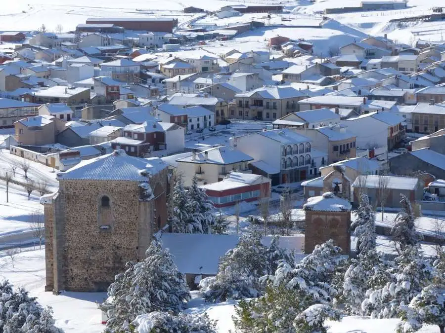 Pueblo de Maello nevado, entorno de casa rural Ávila