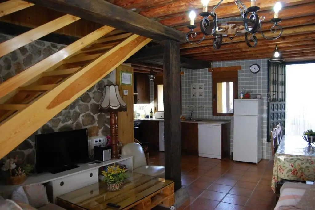 Salón con paredes de piedra original en casa rural Ávila